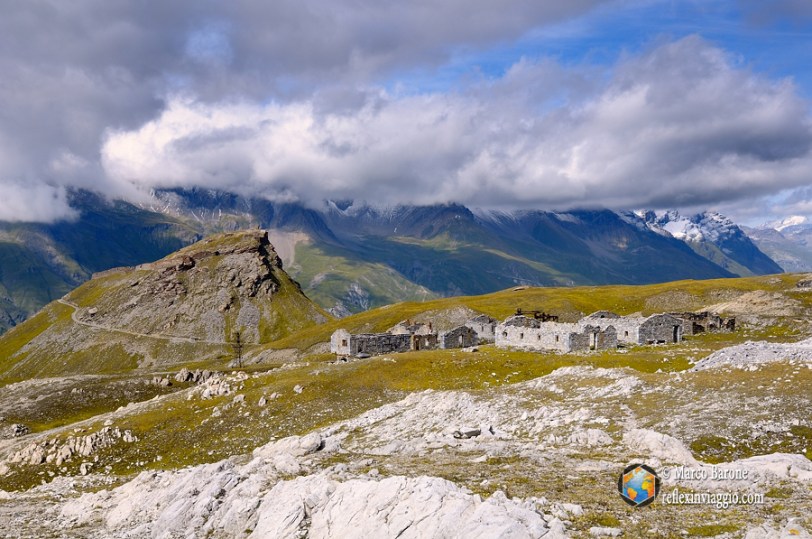 I baraccamenti del forte e sulla sinistra l'altura dove è costruito il fort de la Turra